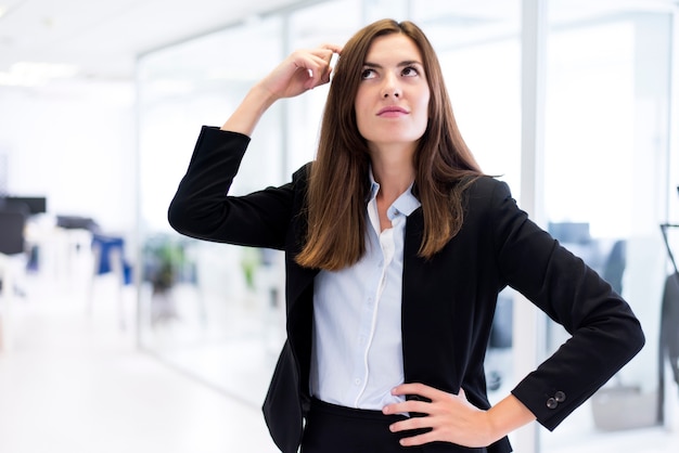 Mujer rascándose la cabeza