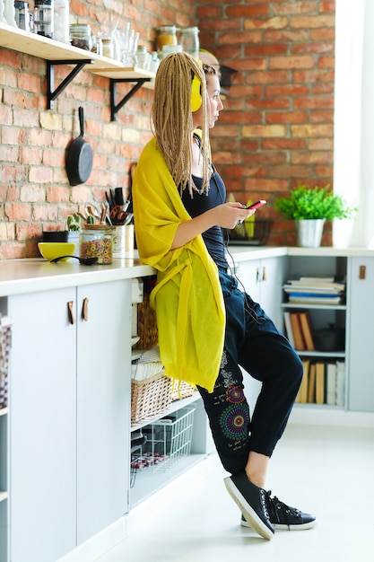 Foto gratuita mujer con rastas