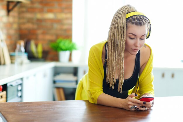 Mujer con rastas