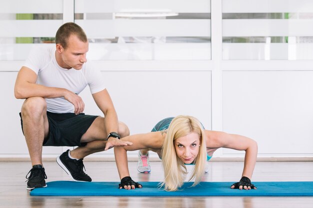 Mujer realizando flexiones