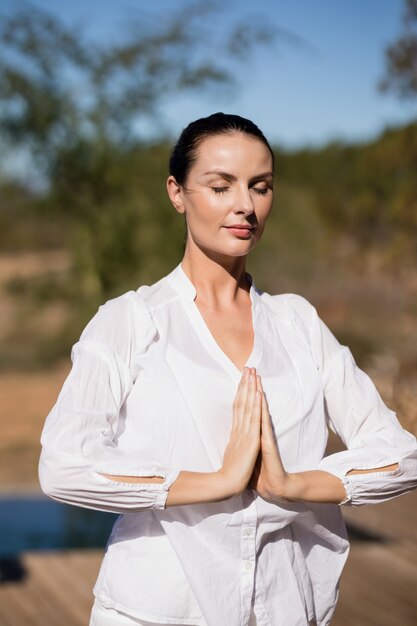 Mujer realizando yoga en vacaciones de safari