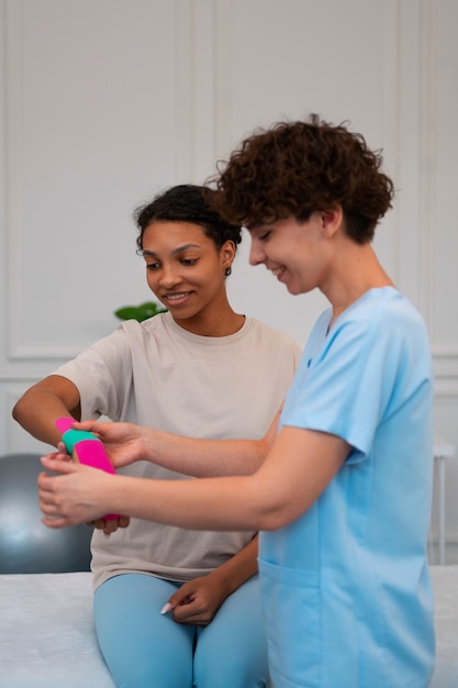 Foto gratuita mujer recibiendo apoyo para su muñeca en un centro de rehabilitación