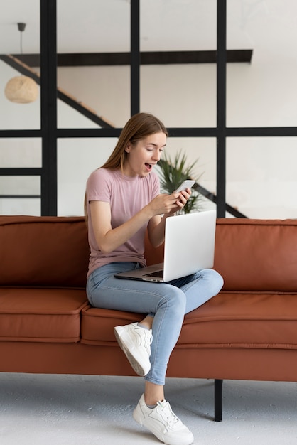 Mujer recibiendo buenas noticias en su teléfono