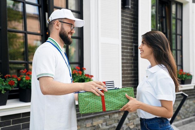 Mujer recibiendo cajas de regalo de mensajería