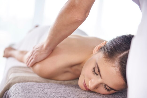 Mujer, recibiendo, masaje, en, balneario