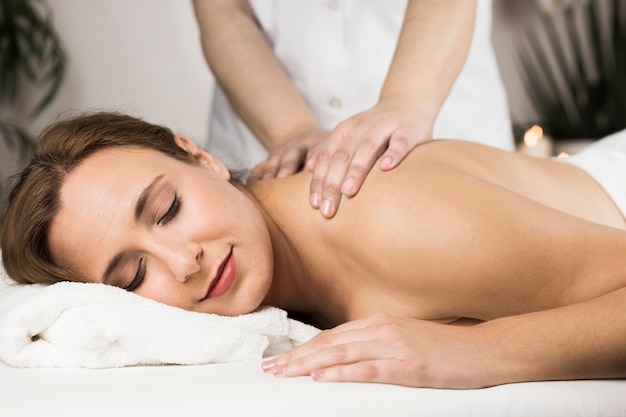 Mujer recibiendo masaje en centro de spa