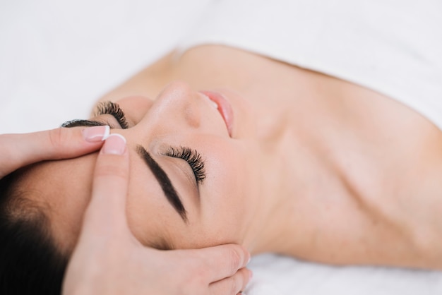 Mujer recibiendo un masaje facial relajante