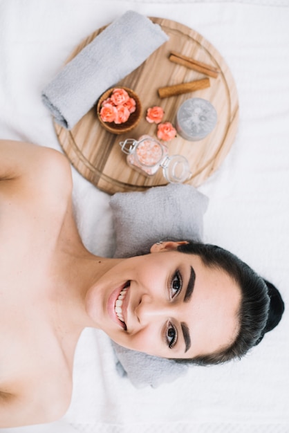 Mujer recibiendo un masaje relajante en un spa