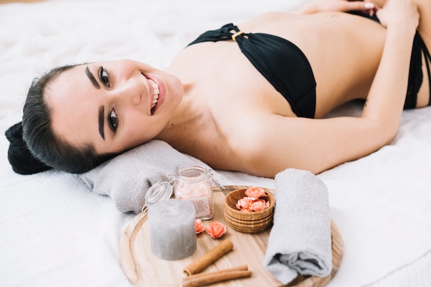 Foto gratuita mujer recibiendo un masaje relajante en un spa