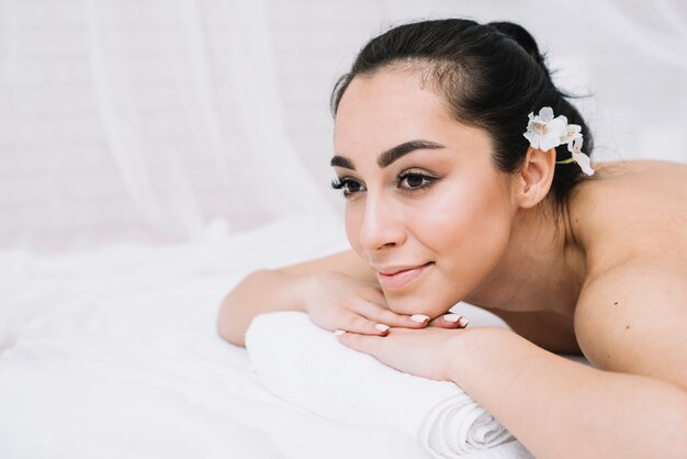 Mujer recibiendo un masaje relajante en un spa