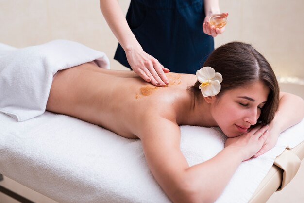 Mujer recibiendo masaje relajante en el spa