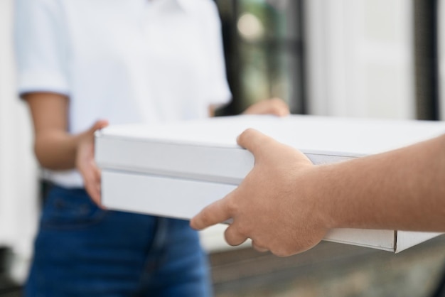 Mujer recibiendo pizza de mensajería