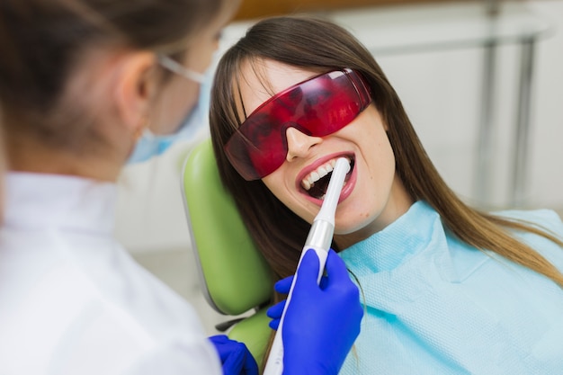 Mujer recibiendo procedimiento en dentista