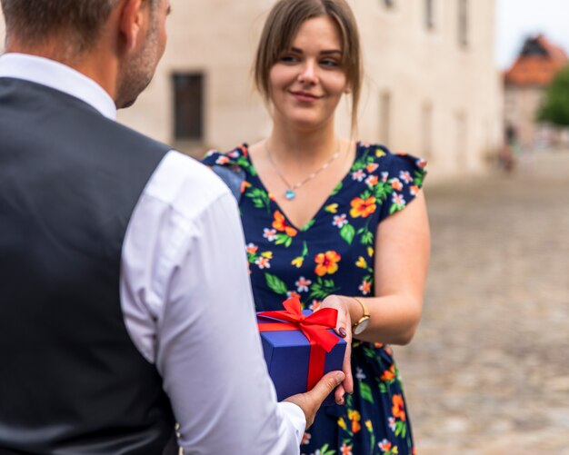 Mujer recibiendo un regalo de su amigo