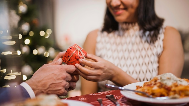 Mujer recibiendo un regalo de su esposo