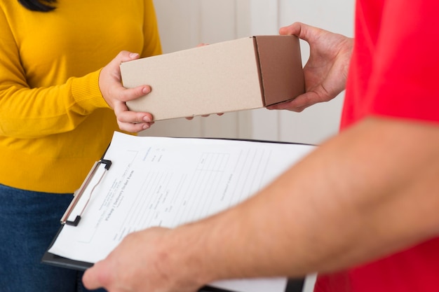 Mujer recibiendo su nuevo primer plano de compra Cyber Monday