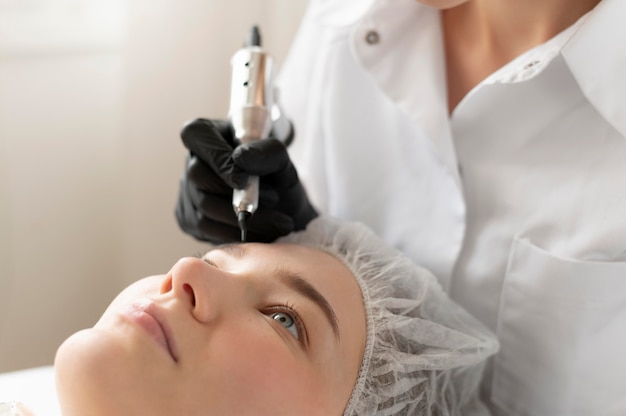 Foto gratuita mujer recibiendo un tratamiento de cejas en el salón de belleza