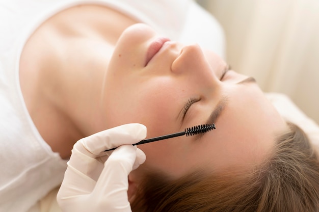 Mujer recibiendo un tratamiento de cejas