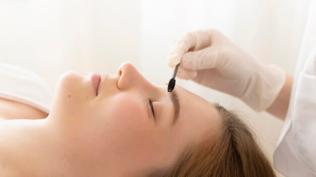 Mujer recibiendo un tratamiento de cejas