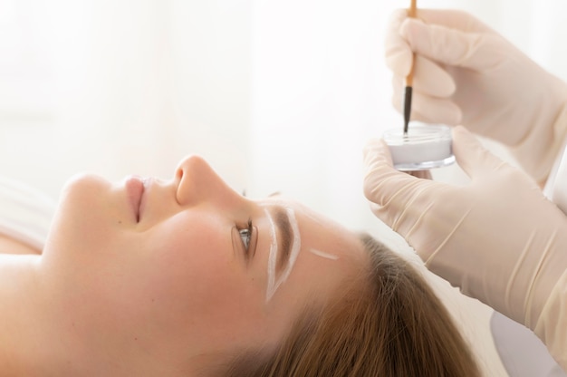 Mujer recibiendo un tratamiento de cejas