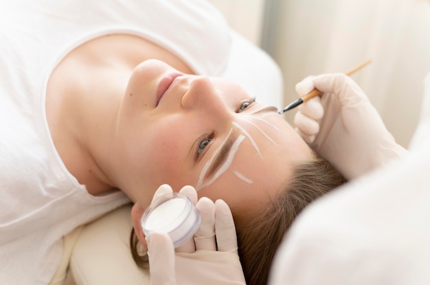 Mujer recibiendo un tratamiento de cejas