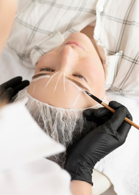 Mujer recibiendo un tratamiento de cejas