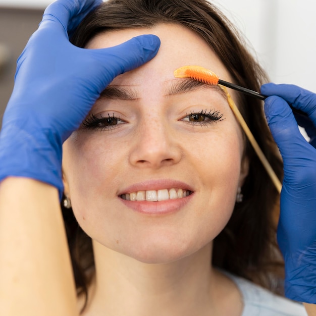 Foto gratuita mujer recibiendo un tratamiento de cejas