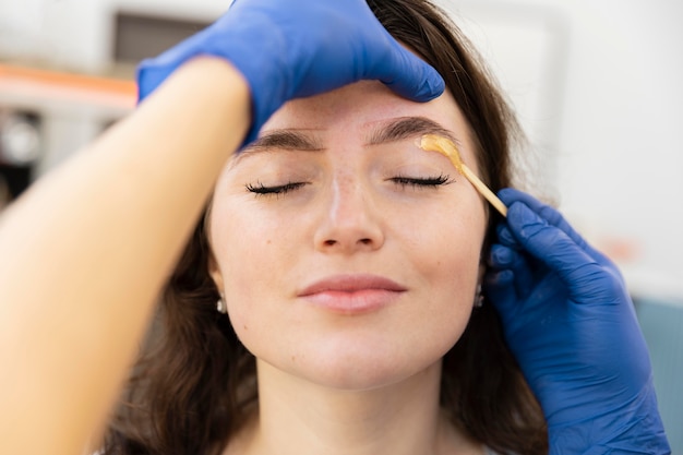 Mujer recibiendo un tratamiento de cejas