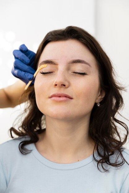 Mujer recibiendo un tratamiento de cejas