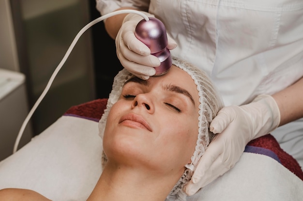 Mujer recibiendo un tratamiento cosmético en el centro de bienestar