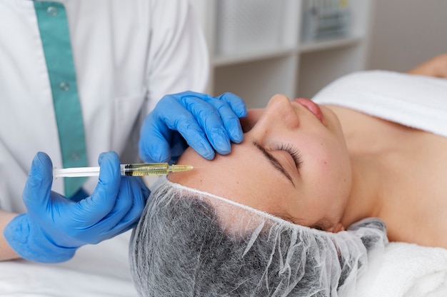 Mujer recibiendo tratamiento facial prp