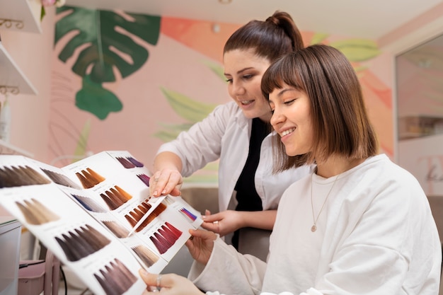 Mujer recibiendo tratamiento en peluquería