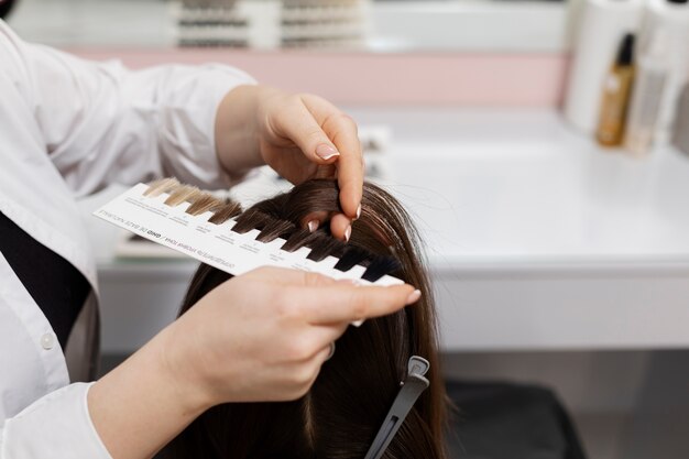 Mujer recibiendo tratamiento en peluquería