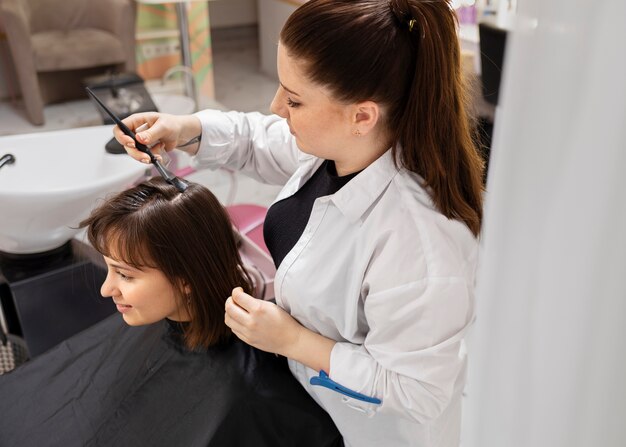 Mujer recibiendo tratamiento en peluquería