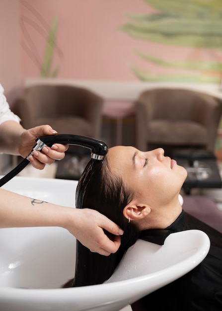 Mujer recibiendo tratamiento en peluquería