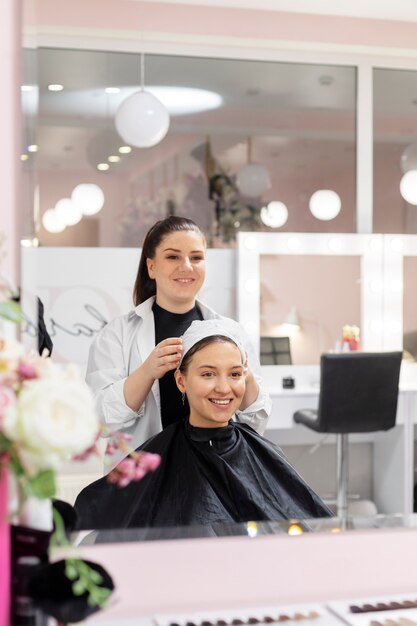 Mujer recibiendo tratamiento en peluquería