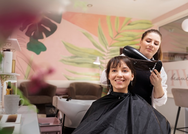 Foto gratuita mujer recibiendo tratamiento en peluquería