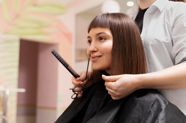 Mujer recibiendo tratamiento en peluquería