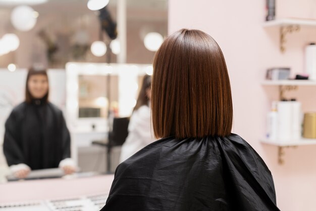 Mujer recibiendo tratamiento en peluquería