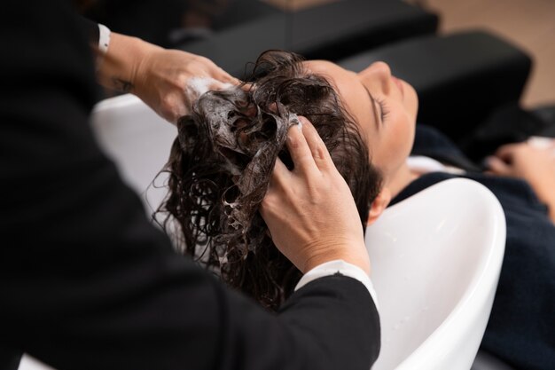 Mujer recibiendo tratamiento en peluquería