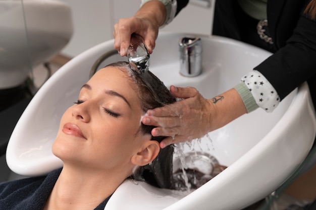 Mujer recibiendo tratamiento en peluquería