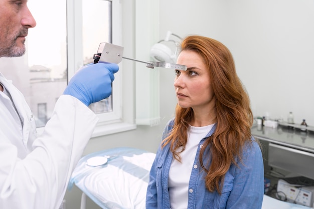 Mujer recibiendo un tratamiento de pérdida de cabello en una clínica