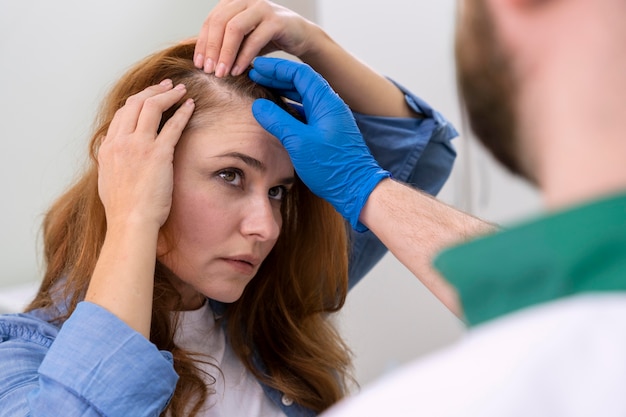 Mujer recibiendo un tratamiento de pérdida de cabello en una clínica