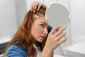 Foto gratuita mujer recibiendo un tratamiento de pérdida de cabello en una clínica
