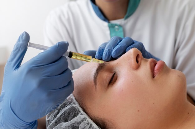 Mujer recibiendo tratamiento prp facial de cerca