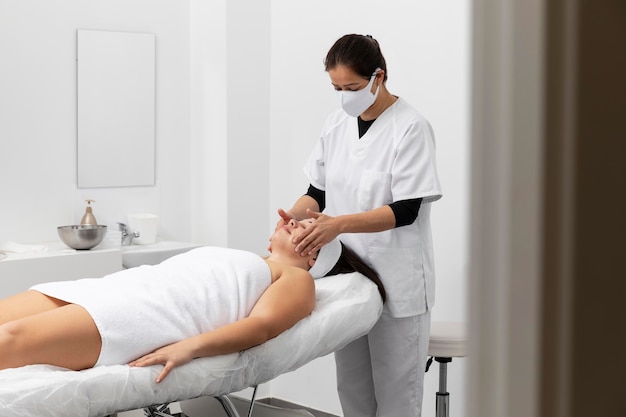 Mujer recibiendo un tratamiento en un salón de belleza