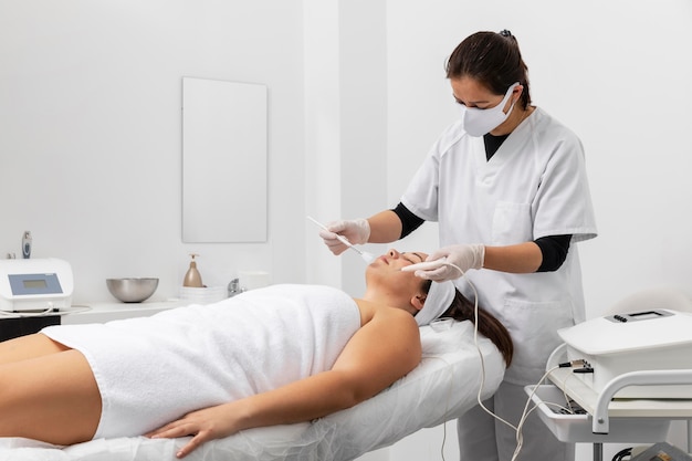 Mujer recibiendo un tratamiento en un salón de belleza