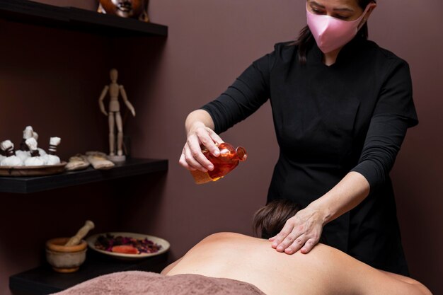 Mujer recibiendo un tratamiento en un salón de belleza