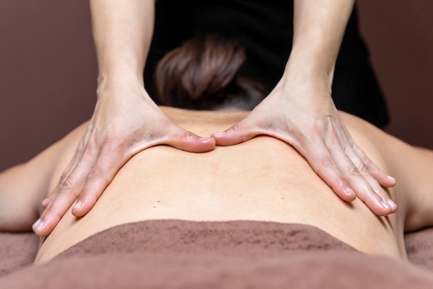 Mujer recibiendo un tratamiento en un salón de belleza