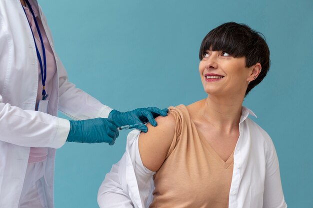 Mujer recibiendo la vacuna de cerca